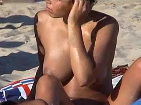 F60 Big Boobs HIDDEN CAM BEACH