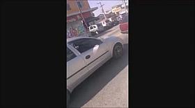 Ninfetinha magrinha de shorts e calcinha socada