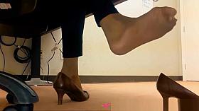 Dangling Foot Fetish - At the office - Vends-ta-culotte