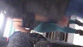 Morenita sexy metida en unas mallas ajustadas verdes