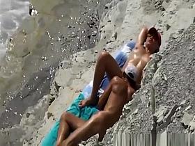 Guy fingers pussy and eats it too