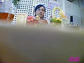 Four eyed teen gets on hidden sex cam stimulating beaver