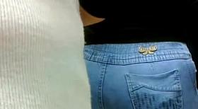 Gostosa com jeans no supermercado - BR