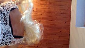 Schuelerin im weissen Sommerkleid mit Plug upskirt