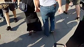 She spreads her ass to wipe off