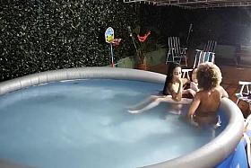 saoule dans la piscine