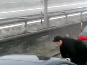 Shameless girl caught pissing on auto strada