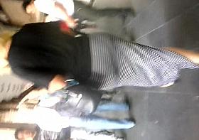 Nalgona flaca en vestido largo