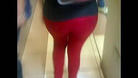 Culona de Leggins Rojos