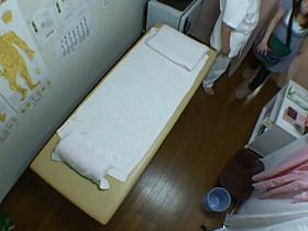 Amateur girl masturbating her pussy on cam in the parlor