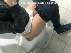 Teen girl pissed and wiped her pussy