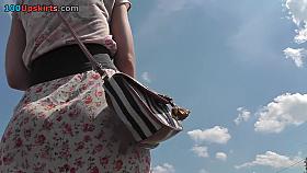 Gripping street upskirt with sexy mother i'd like to fuck