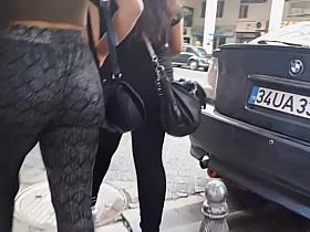 Jiggling ass with an amazing swag