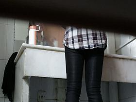 Voyeur asian babe in tight black leggings