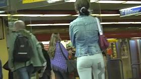 Girl's perky ass in sport tights spy camera street video