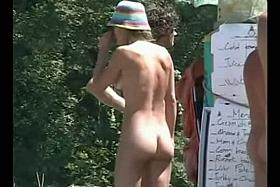 Beach video with my girlfriends posing in swimsuits