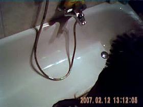 Hot girlfriend in bath shaving her pussy