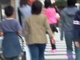 Hot babe skirt sharked on the street while people around