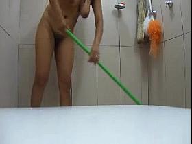 morena en la ducha con la puerta abierta