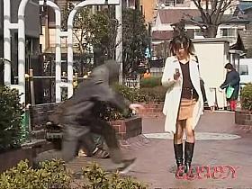 Magnificent oriental broad receives sharking gift during her public walk