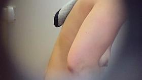 je filme par le trou de la cabine de la piscine