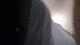 Tocando una nalga saliendo del metro