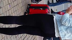 Geiler Legginsarsch an der Bushaltestelle