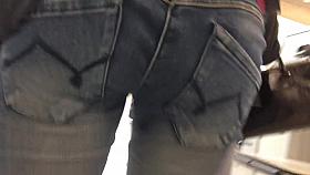 Petites fesses en jeans - Ass voyeur
