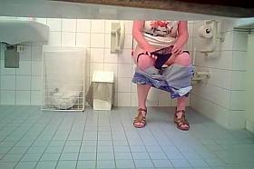 Curvaceous chickie drops down her pants in order to piss