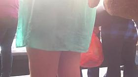 Putita en vestido transparente