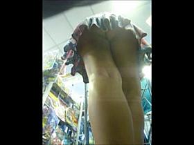 por baixo da saia na fila do comper fio dental