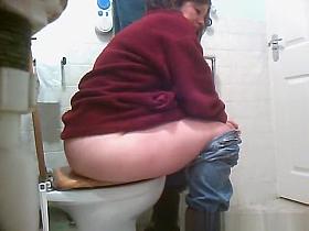 Chubby Lady drops her jeans