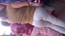 RICAS NALGAS DE MADURA EN EL TIANGUIS.