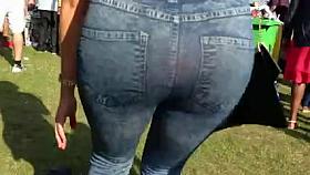 LADY IN GREY LYCRA HIDDEN CAMERA