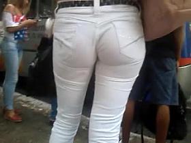 Calca branca enterrada na bunda (safada no ponto de onibus)