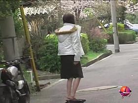 Lady in a hurry feels ready for no panties sharking