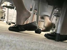 Peeping tom on her feet