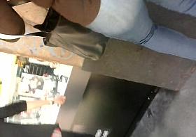 Lo mueve rico la madura mientras camina