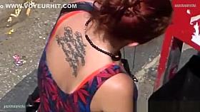 Insight into the neckline girl on the street