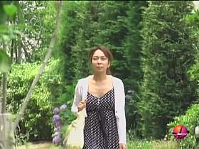 A stroll in the park is good for no panties sharks every day