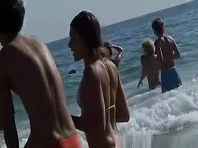 Nice round ass chick in bikini