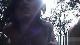 Milf et teen en bord de route : exhib et partouze avec les voyeurs