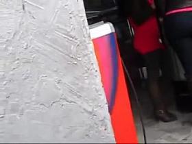 Excelente Culona en jeans con botas y chamarra cafe