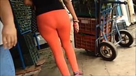 VECINA NALGONA EN LICRA EN EL MERCADO.