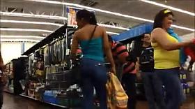 NALGONA CASADA EN WALMART .
