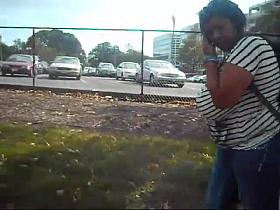 Gorda tetuda en la calle