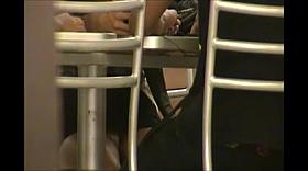 por baixo da mesa calcinha colorida