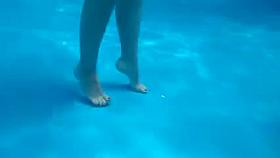 Gros seins a la piscine Big boobs at pool