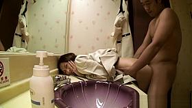 Upskirt japanese model receives oral