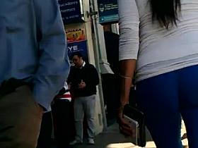 MILF con hermoso culo cometrapo